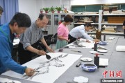 男女配对两岸艺术家在安徽“共绘一幅画”